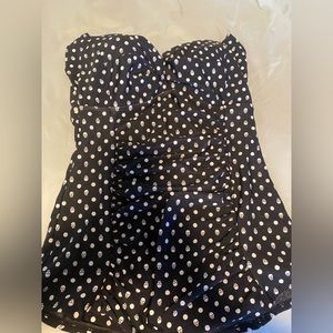 Torrid tankini top size 2-18/20 and bottom size 1- 14/16. Black w/skull pattern